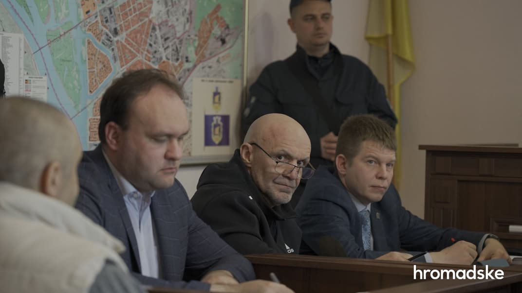 Обвинувачений у замовленні нападу на Катерину Гандзюк Владислав Мангер (у центрі) у залі суду, 11 травня 2023 року