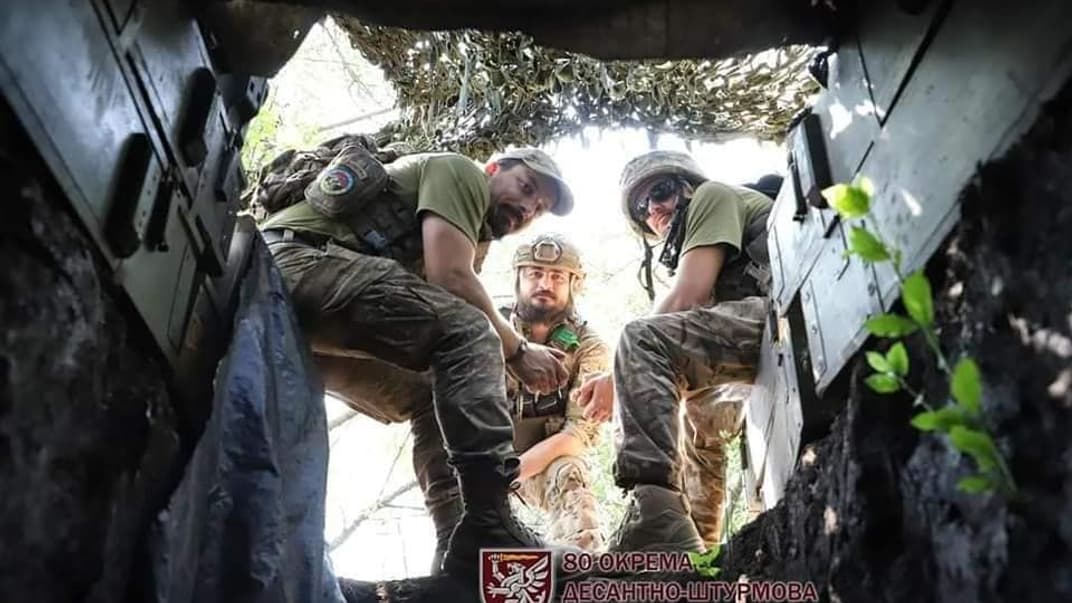 Українські військовослужбовці на полі бою