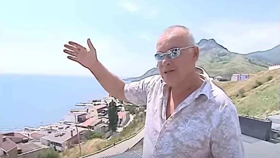 Пропагандист Дмитрий Киселев на веранде собственного дома в Коктебеле, 2008 год