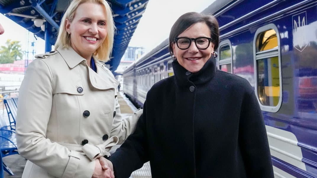 Пані посол США в Україні Бріджит Брінк (ліворуч) та спецпредставниця США з питань економічного відновлення України Пенні Пріцкер, Київ, 16 вересня 2023 року