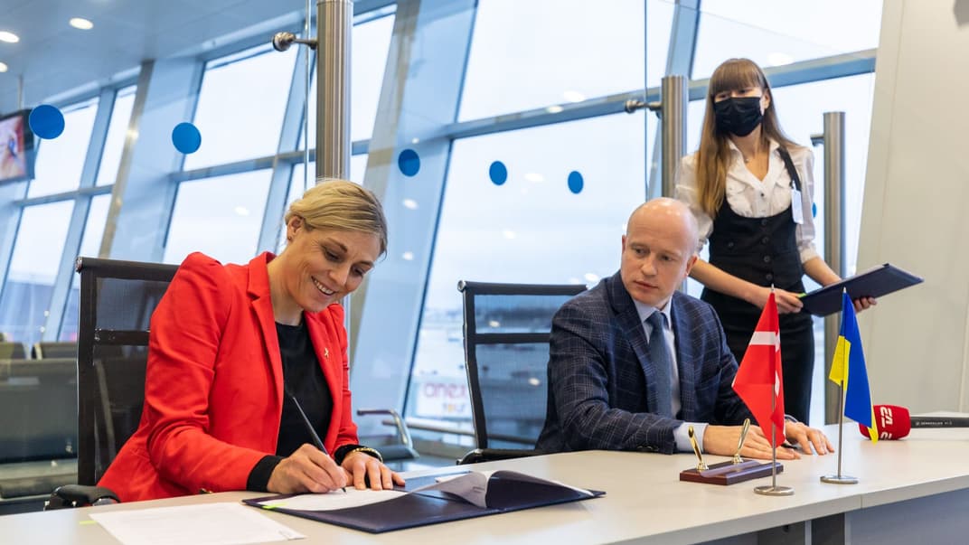 Министр обороны Дании Трине Брамсен и заместитель министра инфраструктуры Украины Юрий Васьков подписывают меморандум о сотрудничестве, 18 декабря 2021 года