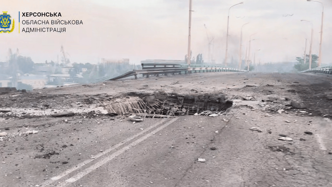 Мост в Херсоне после атаки россиян