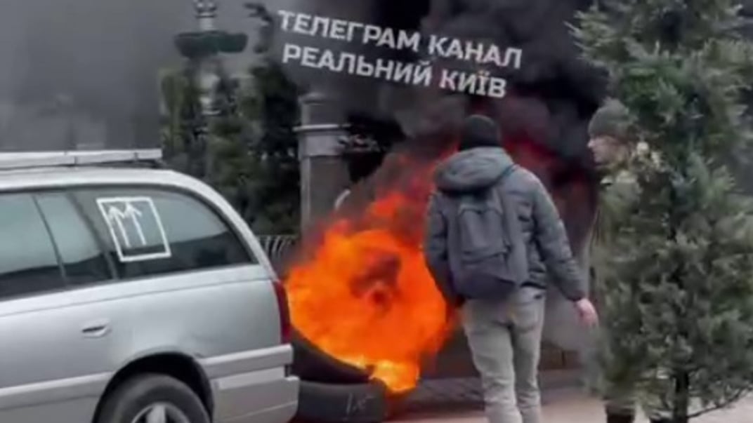 Шини горять перед будівлею КМДА, 23 жовтня 2025 року