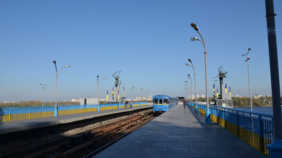 Потяг на станції метро «Дніпро», жовтень 2014 року