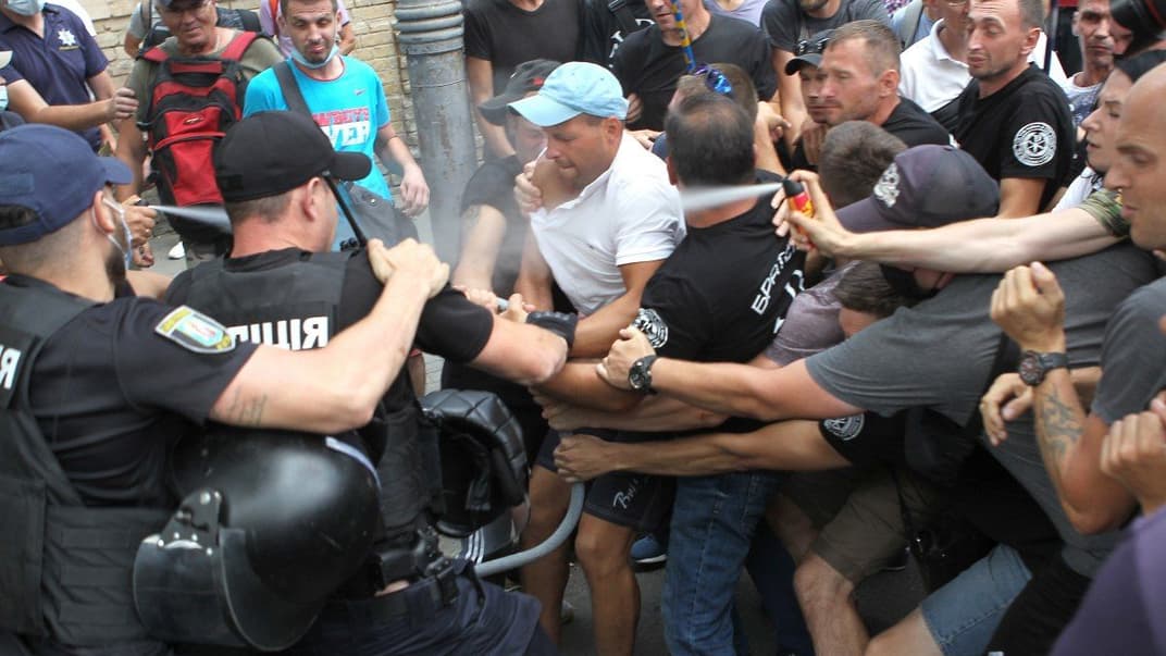 Сутичка між противниками ЛГБТ-рейву та правоохоронцями біля Офісу президента в Києві, 30 липня 2021 року