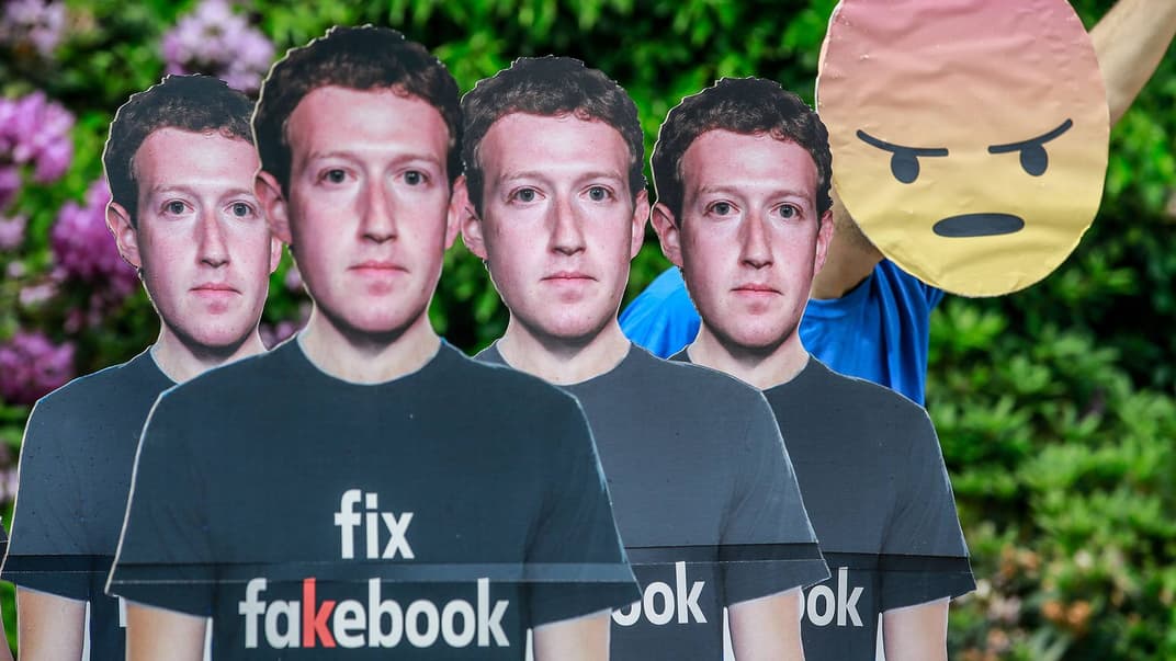 Акція протесту у Брюсселі, Бельгія, 22 травня 2018 року. В цей день засновник Facebook Марк Цукерберг виступав перед Європейською комісією, а організатори акції принесли його картонні силуети у футболках з написом «полагодьте Facebook». Тим самим вони хотіли привернути увагу до існування сотень підробних облікових записів у соціальній мережі, які поширюють фейки, та щодо порушення приватних даних користувачів