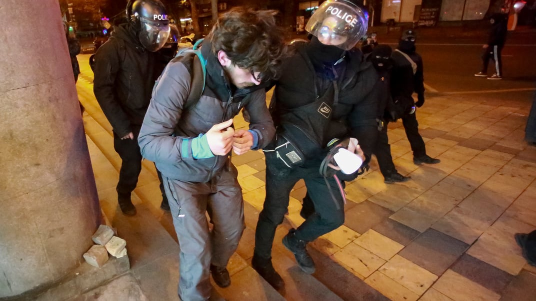 Полиция задерживает протестующего у здания парламента в Тбилиси, Грузия, 29 ноября 2024 года