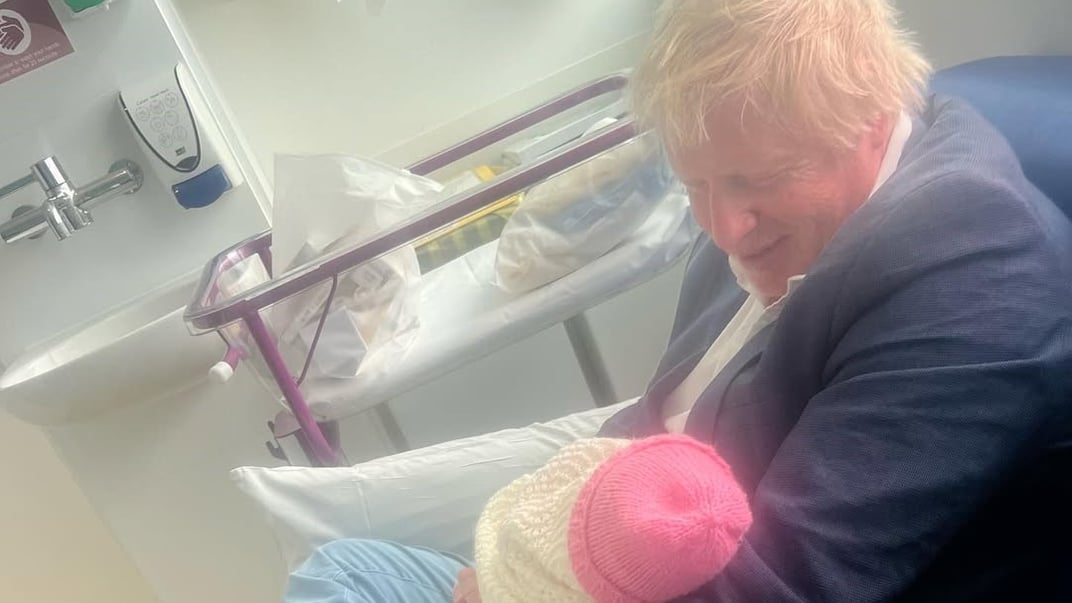 Борис Джонсон тримає на руках свою новонароджену доньку Борис Джонсон тримає на руках свою новонароджену доньку
