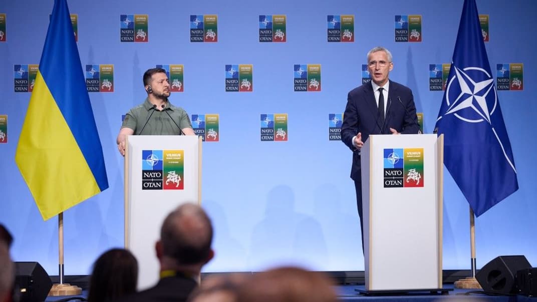 Президент України Володимир Зеленський та генеральний секретар НАТО Єнс Столтенберг на спільній пресконференції 12 липня 2023 року