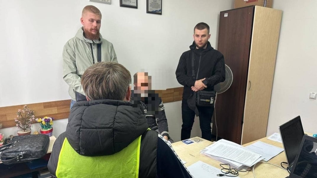 Бывший учитель, подозреваемый в изнасиловании и развращении несовершеннолетних, при получении первого подозрения