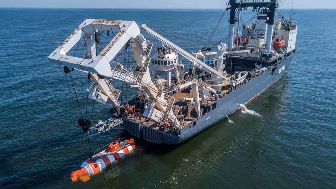 Ілюстративне фото. Рятувальне судно СС-750 Балтійського флоту рф під час навчань виконує порятунок підводного човна, що умовно постраждав біля узбережжя Калінінградської області, червень 2020 року