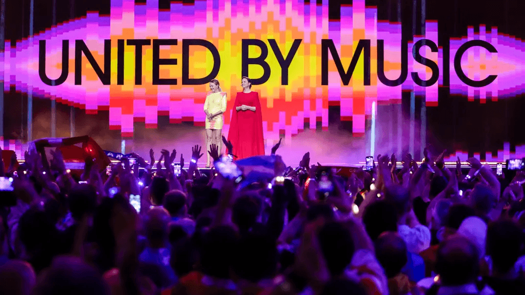 Ведучі на сцені другого півфіналу пісенного конкурсу «Євробачення» в Мальме, Швеція, 9 травня 2024 року