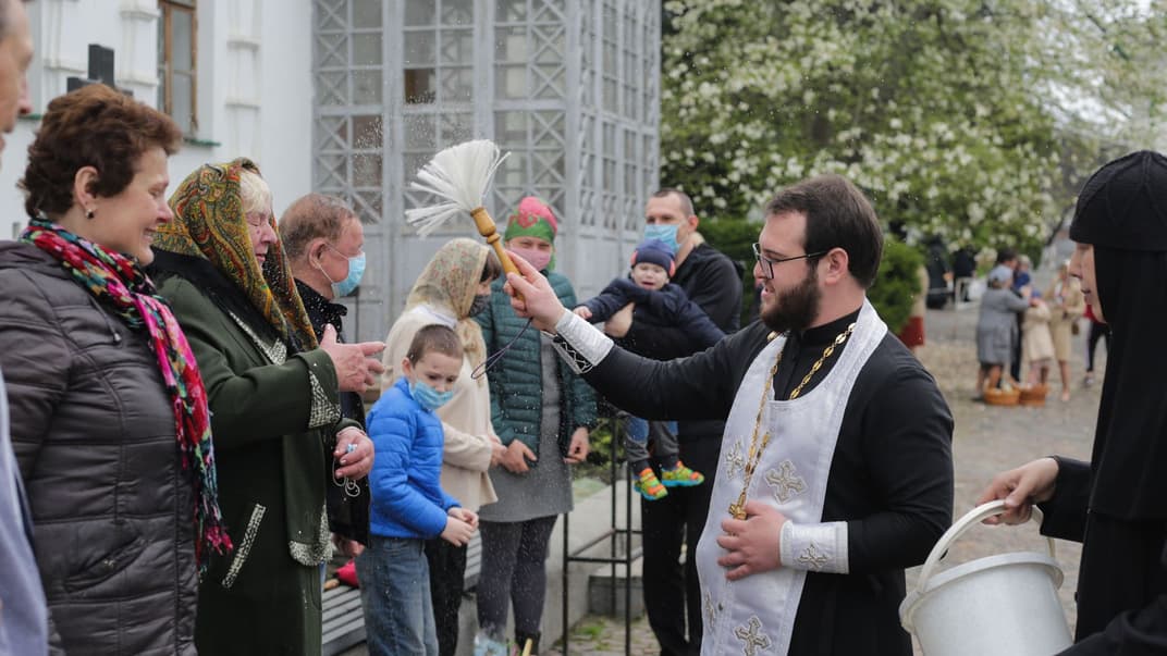 Пасха в маске: церкви переполнены, но верующие стараются соблюдать дистанцию (ФОТОРЕПОРТАЖ)