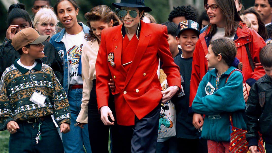 Майкл Джексон в окружении детей на его ранчо «Неверленд» в штате Калифорния, 1995 год