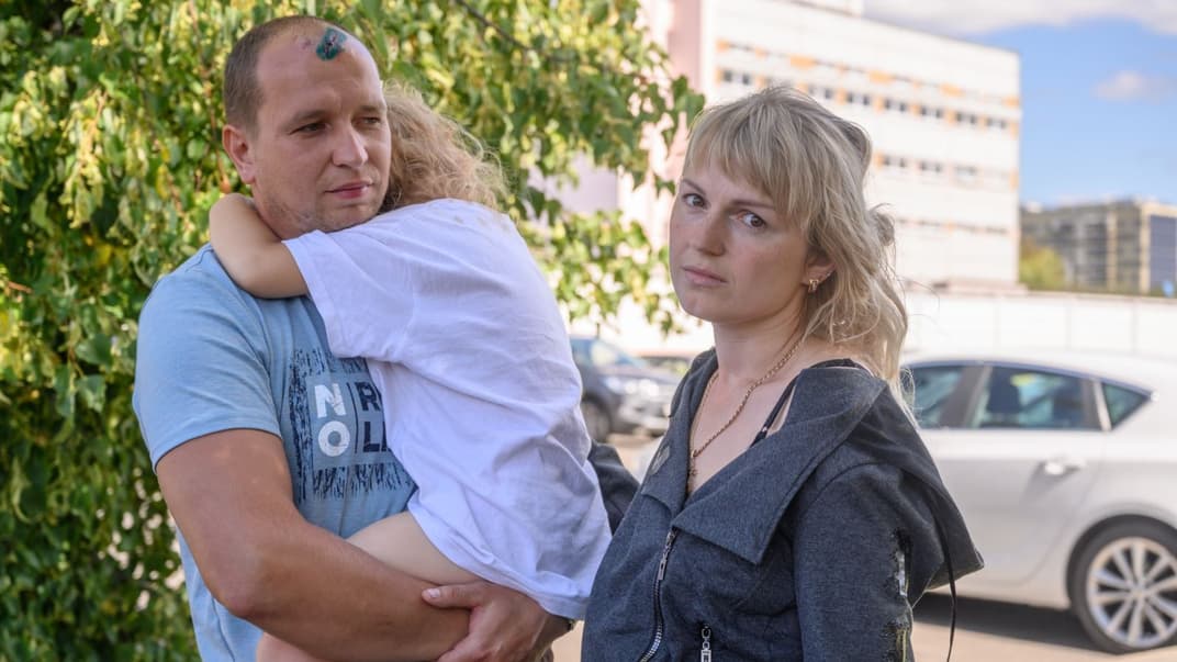 Владимир и Инна Череухо вместе со своей 5-летней дочерью, которая пострадала во время нападения силовиков в Гродно