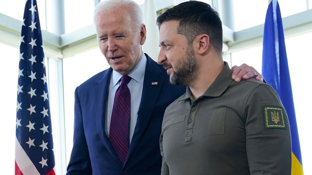 Президент США Джо Байден и президент Украины Владимир Зеленский перед рабочей встречей по Украине во время саммита G7 в Хиросиме, Япония, 21 мая 2023 года