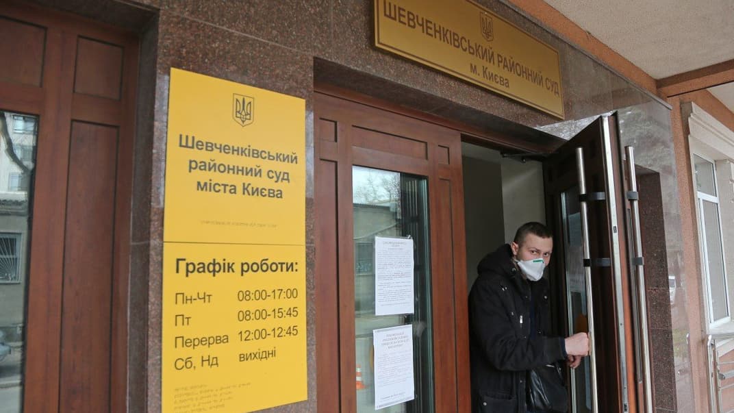 В украинских судах продолжается рассмотрение дел, в том числе и тех, которые возникли в связи с нарушением правил карантина (на фото — Шевченковский районный суд Киева 1 апреля 2020 года)