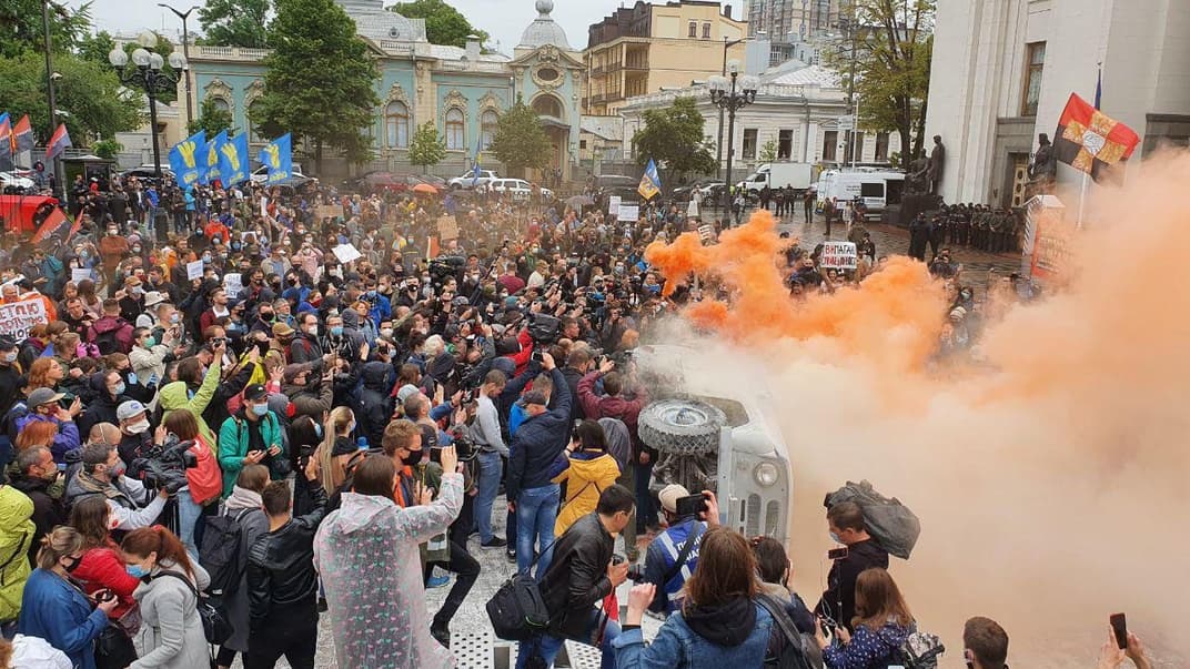 Под зданием Верховной Рады протестующие подожгли полицейский бобик и файеры
