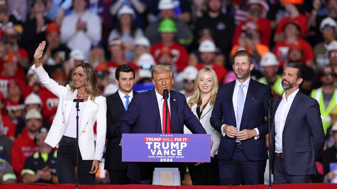 Дональд Трамп разом з членами родини під час передвиборчого мітингу на арені PPG Paints у Піттсбурзі, штат Пенсільванія, 4 листопада 2024 року