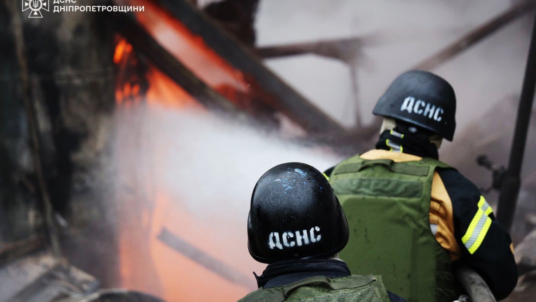 Рятувальники гасять пожежу після російських обстрілів на Дніпропетровщині, 25 грудня 2024 року