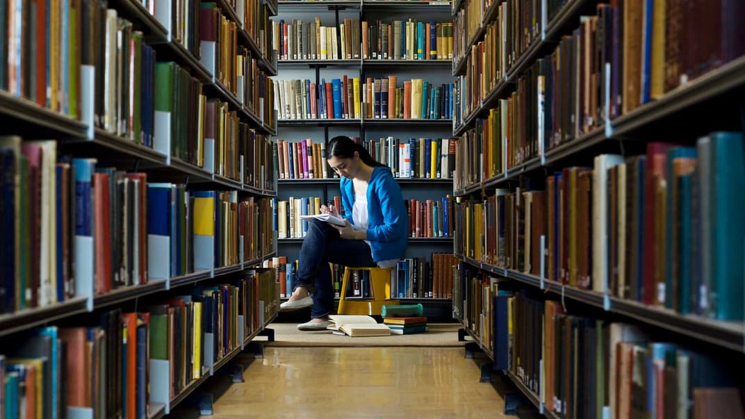 Книги не только для карантина: что советуют почитать украинские писатели и издатели