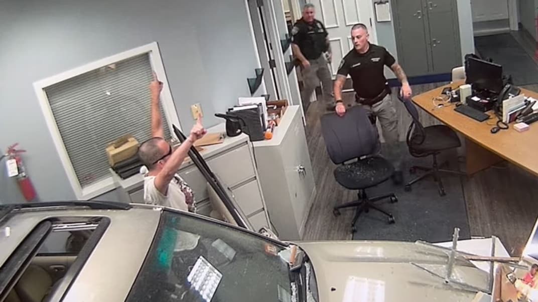 Після витівки чоловік підняв руки, ніби він щойно забив тачдаун, та здався поліції