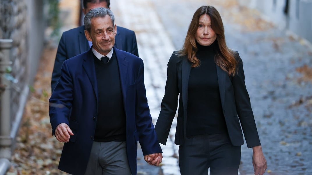 Колишній президент Франції Ніколя Саркозі разом з дружиною Карлою Бруні по дорозі з будинку до в’язниці, 21 жовтня 2025 року