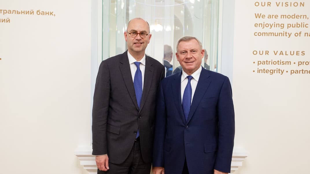 Голова НБУ Яків Смолій з представником місії МВФ