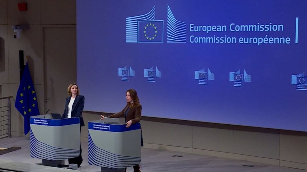 Речниці Єврокомісії Анна Кайса Ітконнен та Шивонн Мак-Гаррі на брифінгу