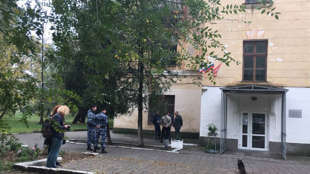 Один з корпусів політехнічного коледжу Керчі. Поблизу входу стоять працівники загону міліції особливого призначення (ОМОНу)