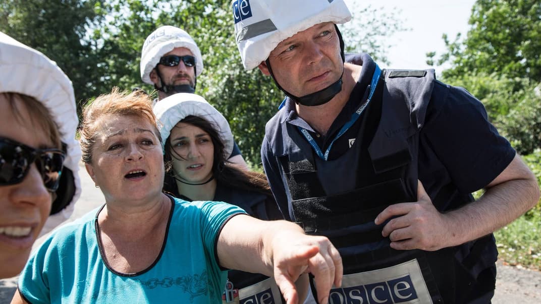 Александр Хуг (праворуч) спілкується з місцевими жителями в Крутій-Балці біля Ясинуватої, Донецька область, 9 серпня 2017 року
