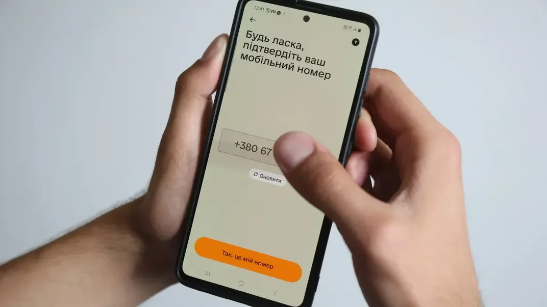 Мобильное приложение «Резерв+» на экране мобильного телефона