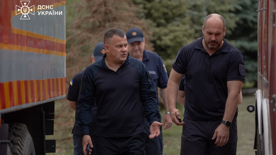 Глава ГСЧС Андрей Даник (слева)