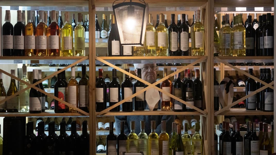 Чоловік обирає алкоголь у магазині в Києві, 27 січня 2023 року