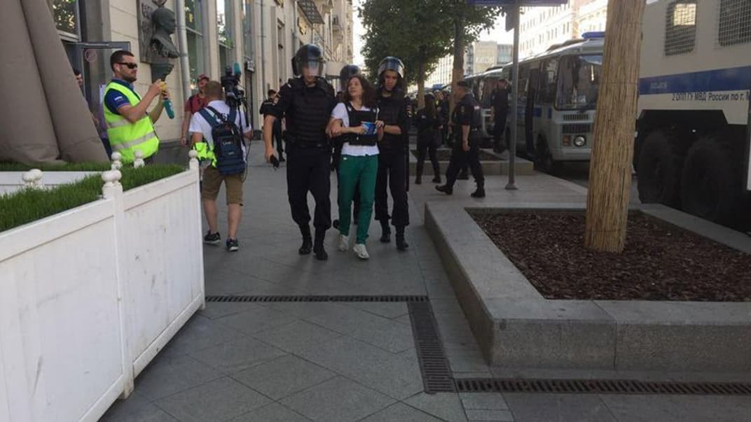 Задержание девушки, читала росгвардейцу Конституцию России, 27 июля 2019 года