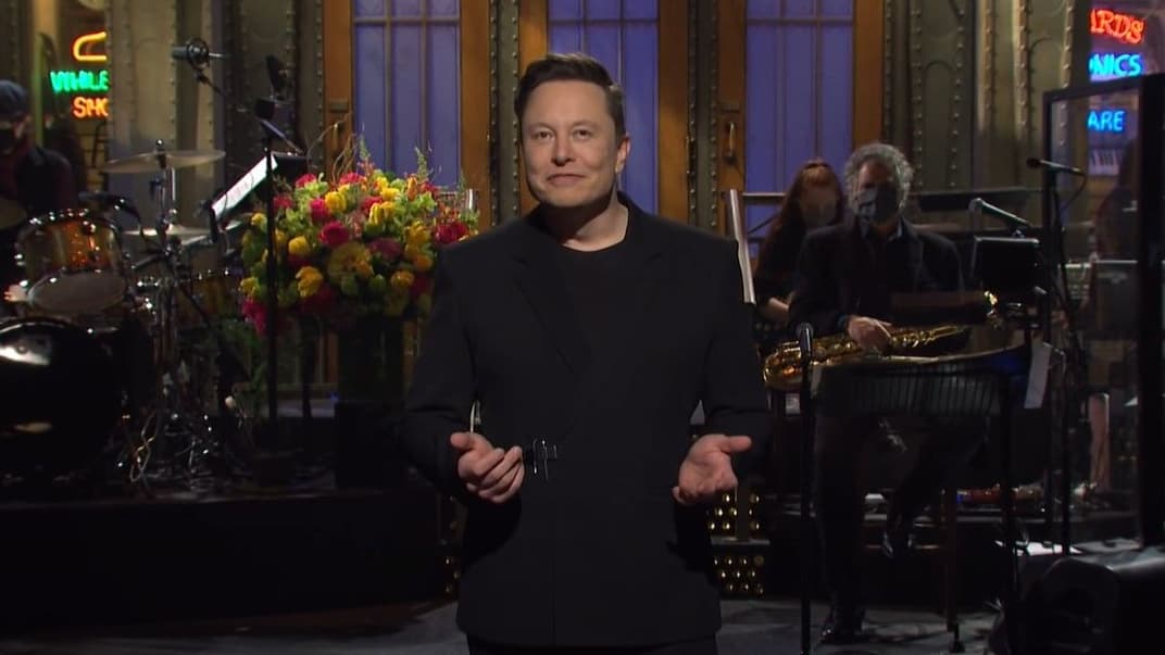 Илон Маск во время выступления в роли ведущего музыкальной юмористической передачи Saturday Night Live на телеканале NBC