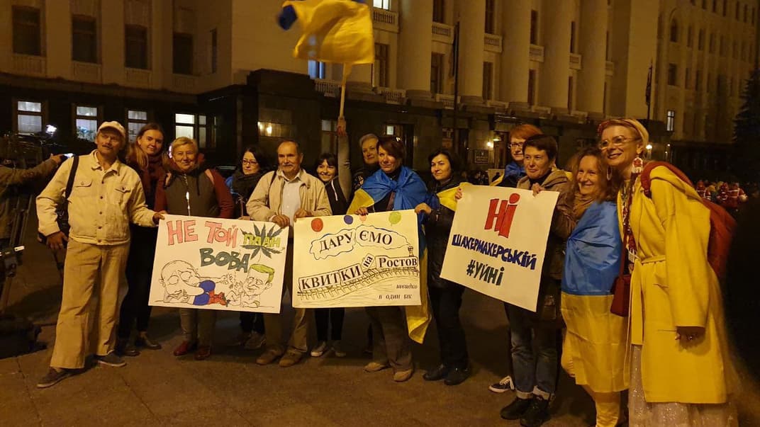 Учасники акції «Нормандська змова — державна зрада» біля Офісу президента, Київ, 19 вересня 2019 року