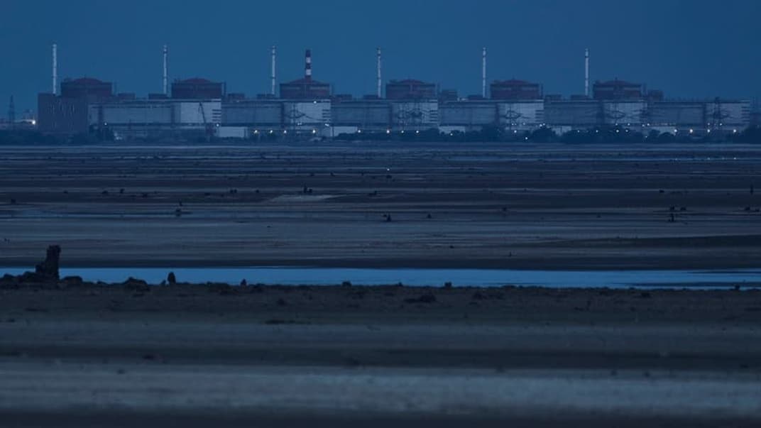 Запорізька АЕС на тлі обмілілого Каховського водосховища, червень 2023 року