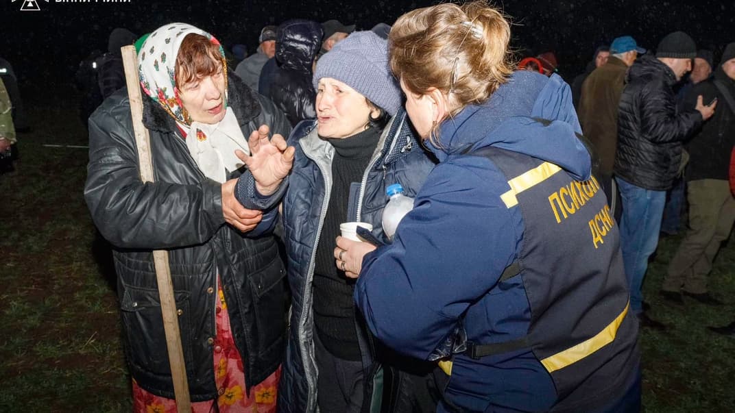 Психолог надає допомогу людям на місці російського удару по Вінниччині, 15 березня 2024 року