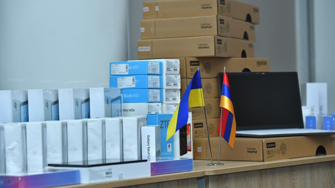 Девайси, які українським школярам передала Вірменія