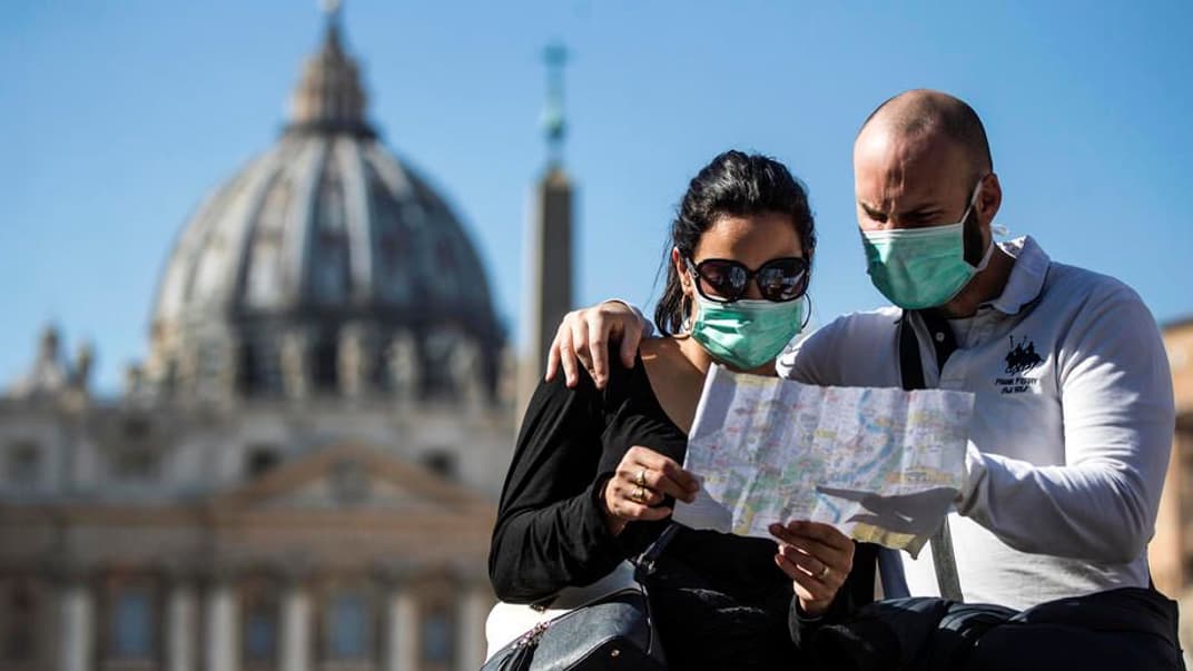 туристи у захисних масках на площі Святого Петра, Ватикан, Рим, 24 лютого 2020 року
