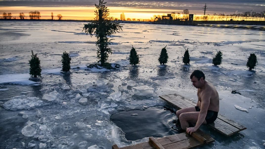 Купание во время празднования Крещения Господня на Киевском море недалеко от Вышгорода, Киевская область, 19 января 2022 года