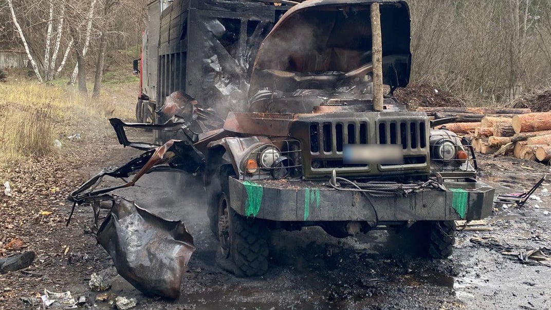 В Изюме Харьковской области войска рф ударили дроном по грузовику, 5 декабря 2025 года