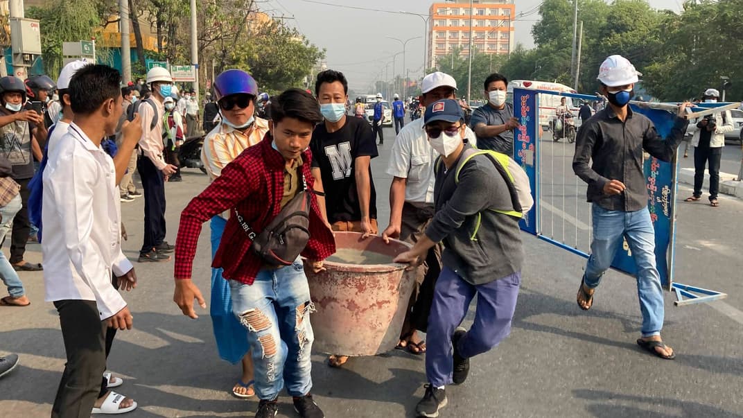 Протестувальники з міста Мандалай зносять речі, щоб зробити барикади, 28 лютого 2021 року