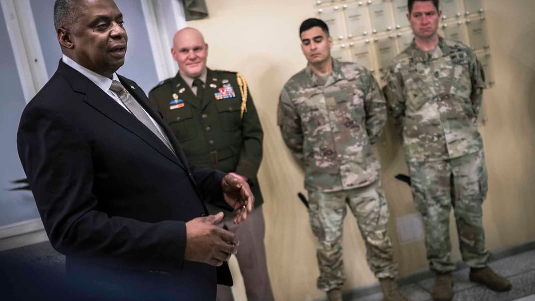 Міністр оборони США Ллойд Остін розмовляє з американськими та естонськими військовослужбовцями в Таллінні, 16 лютого 2023 року