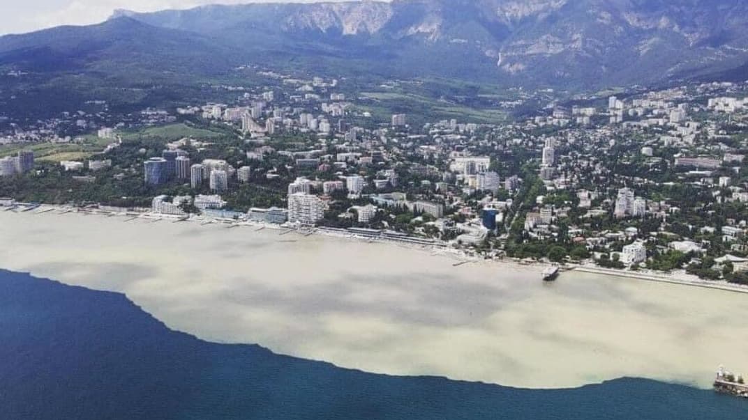 В окупованій Ялті внаслідок сильних злив, які затопили місто, вода винесла у море купи сміття