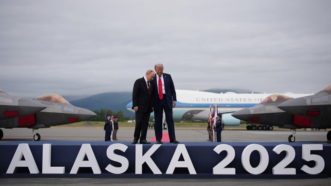 Президент США Дональд Трамп вітає главу рф володимира путіна в Анкориджі,  15 серпня 2025 року