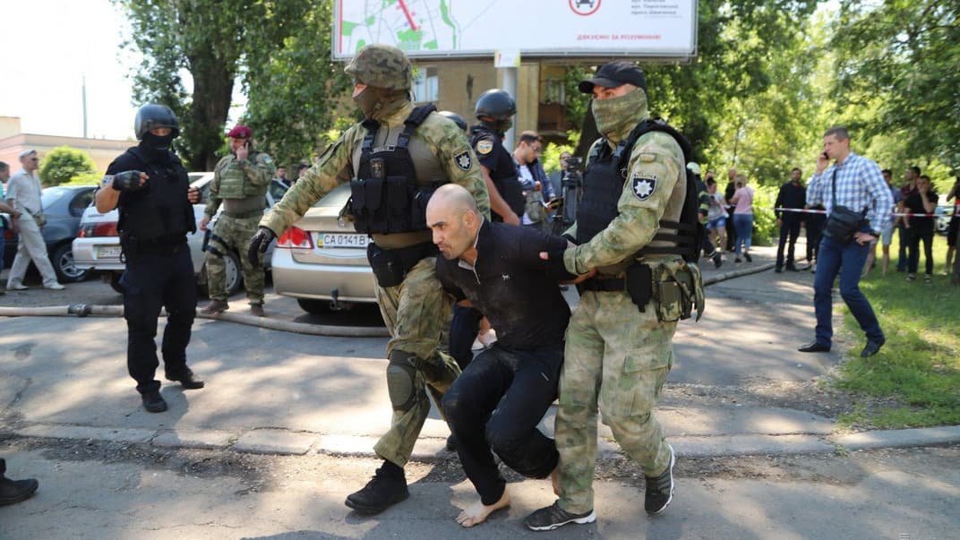 Задержание заключенных у Южной исправительной колонии общего режима № 51 в Одессе, 27 мая 2019 года. В одесской колонии начался бунт