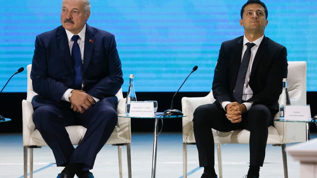 Самопровозглашенный президент Беларуси Александр Лукашенко (слева) и президент Украины Владимир Зеленский на украинско-белорусском форуме в Житомире, 4 октября 2019 года