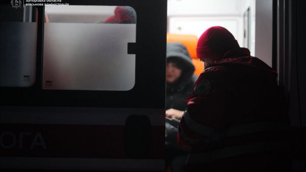 Медики працюють на місці російського обстрілу Запоріжжя, 28 січня 2026 року Медики працюють на місці російського обстрілу Запоріжжя, 28 січня 2026 року